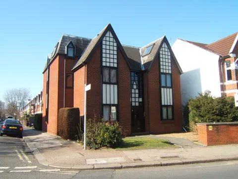 255_St.Margarets_Road-flat_6.jpg_Sunny_Ext_2010.jpg