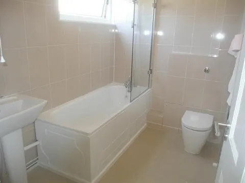 23_Suffolk_Road__Bathroom_Upstairs.jpg