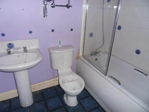 Bathroom_3.jpg