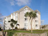 Second floor studio flat with lift access and secure parking